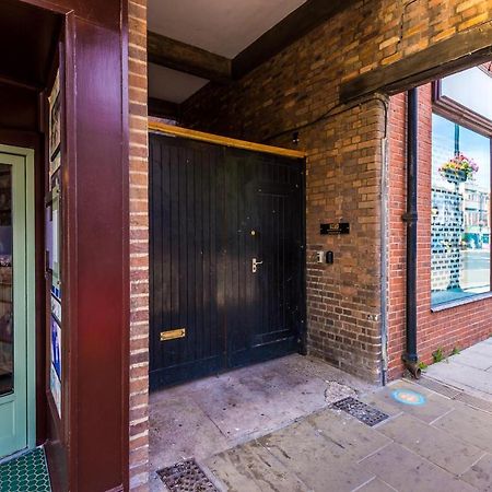 Bright 1-Bed Apartment In Chester By 53 Degrees Property, Ideal For Professionals & Couples, Great Location - Sleeps 4 Bagian luar foto