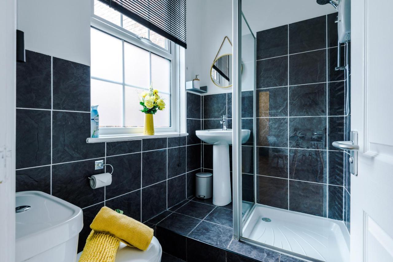 Bright 1-Bed Apartment In Chester By 53 Degrees Property, Ideal For Professionals & Couples, Great Location - Sleeps 4 Bagian luar foto